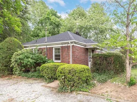 87 Robinson Ave, Glen Cove, NY 11542