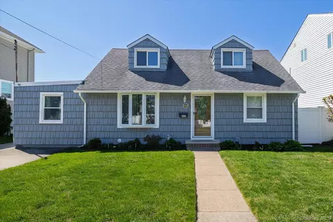 265 W Windsor Pkwy, Oceanside, NY 11572