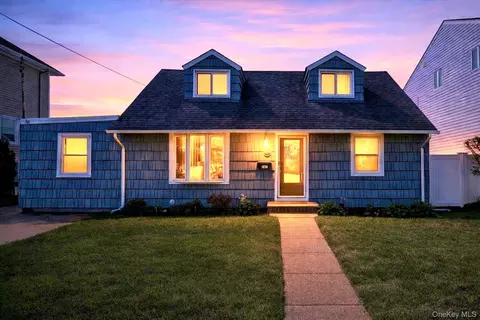 265 W Windsor Pkwy, Oceanside, NY 11572