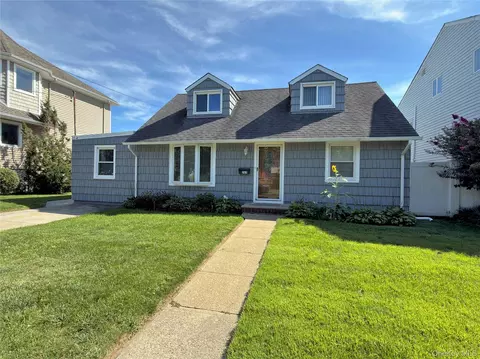 265 W Windsor Pkwy, Oceanside, NY 11572