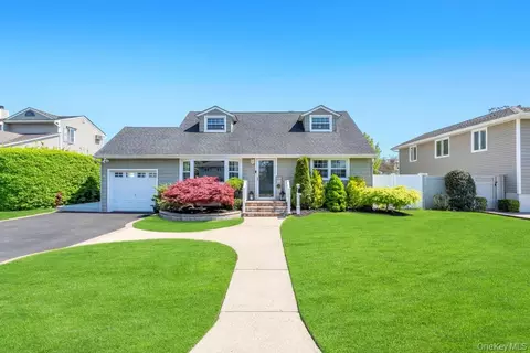 33 Peachtree Ln, Hicksville, NY 11801