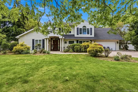 18 Sherwood Ln, North Hempstead, NY 11577