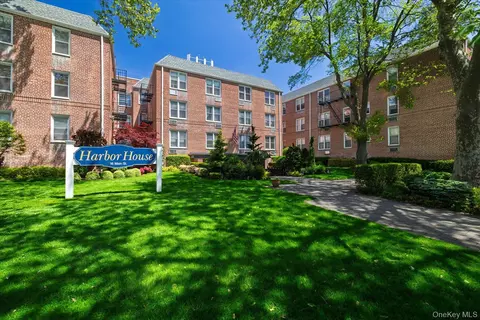 16 Main St #3V, East Rockaway, NY 11518