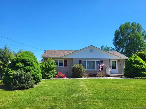 20 Cresthaven Dr, New Windsor, NY 12553