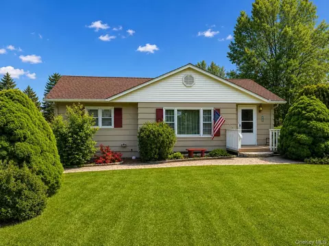 20 Cresthaven Dr, New Windsor, NY 12553