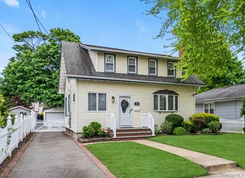 54 Rolling St, Lynbrook, NY 11563