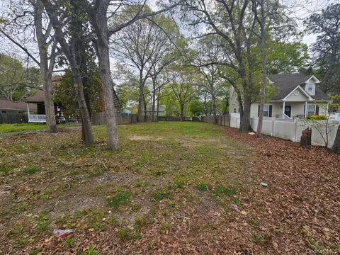 87 Margaret Dr, Brookhaven, NY 11727