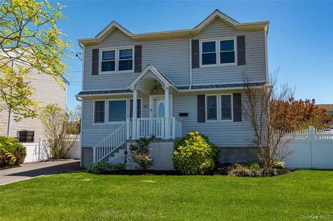 43 Spruce Pl, Lindenhurst, NY 11757
