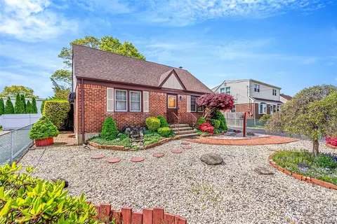 150 Connecticut Ave, Massapequa, NY 11758