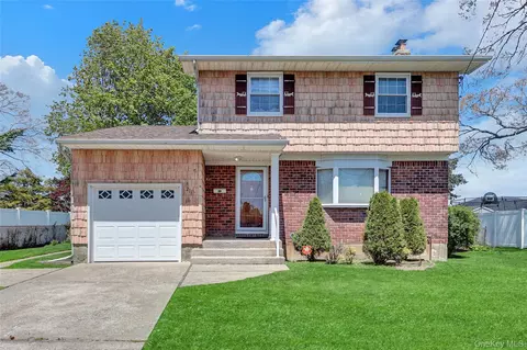 211 Lynbrook St, Islip Terrace, NY 11752