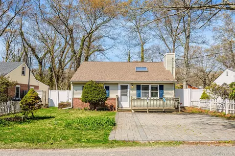 92 Wauwepex Trl, Ridge, NY 11961