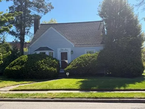53 Edgeworth St, Valley Stream, NY 11581