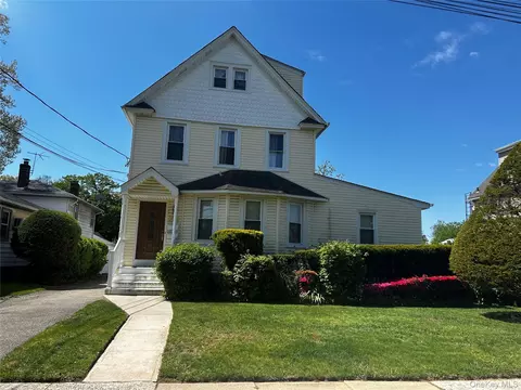 38 Wood St, Lynbrook, NY 11563