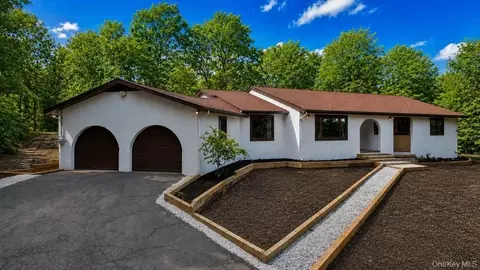 18 Hillside View Rd, Mahopac, NY 10541