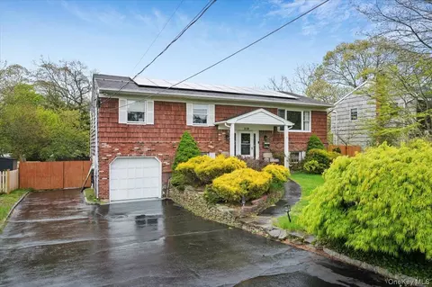 219 Kensington Ave, Bayport, NY 11705