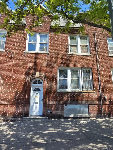 677 E 241st St, New York, NY 10470