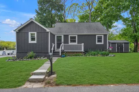 7 Pierson Pl, Melville, NY 11747
