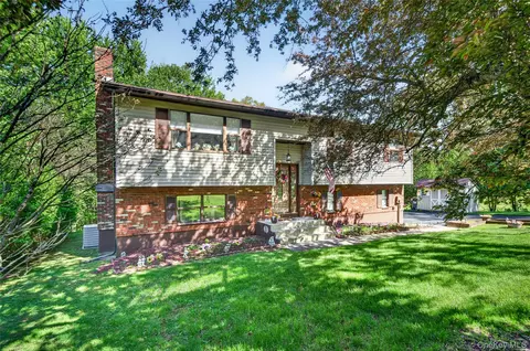 16 Woodward Rd, Wawayanda, NY 10973