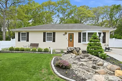 24 Forest Ave, Medford, NY 11763