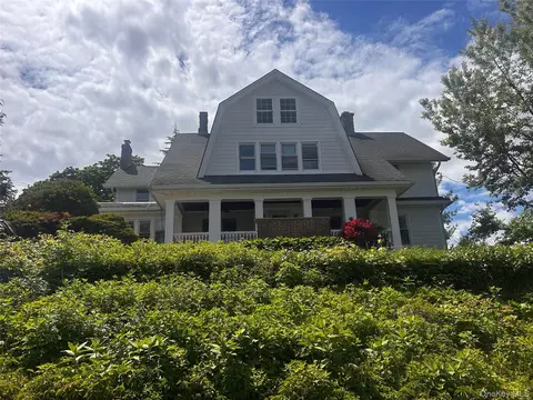 68 A Carlton Ave, North Hempstead, NY 11050