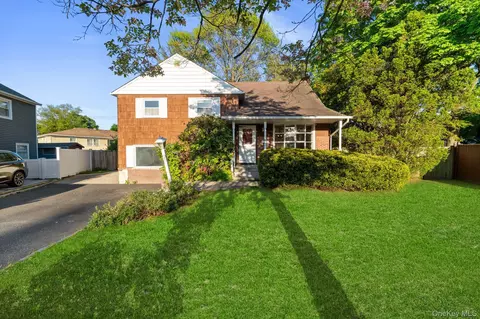 23 Library Ln, Plainview, NY 11803