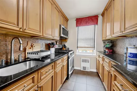 300 N Broadway #6L, Yonkers, NY 10701