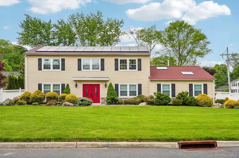 30 Yale Dr, Clarkstown, NY 10956