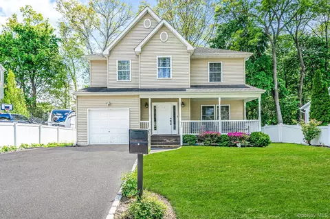 72 Rushmore St, Huntington Station, NY 11746