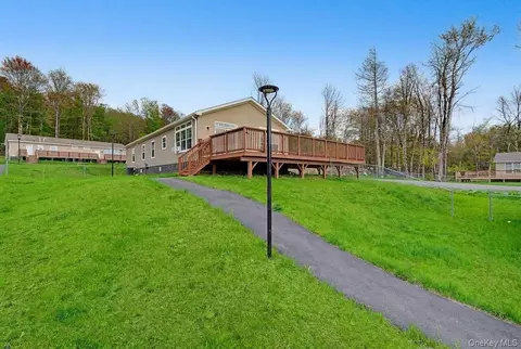 6 Raspberry Ln, Thompson, NY 12701