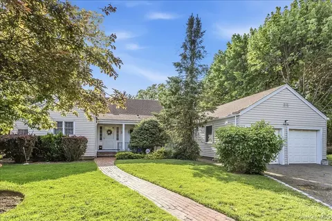 36 Roosevelt Pl, Rockville Centre, NY 11570