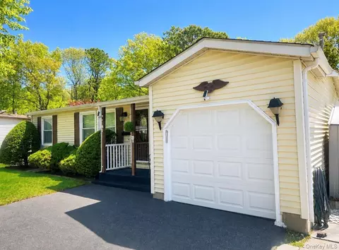 19 Village Cir S, Manorville, NY 11949