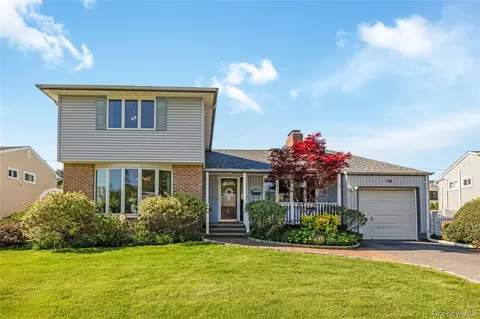 18 Tacoma Ln, Syosset, NY 11791