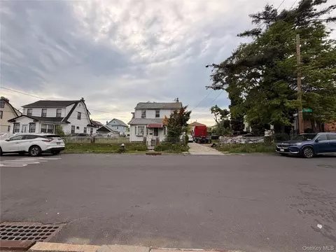 18719 Pineville Ln, New York, NY 11413