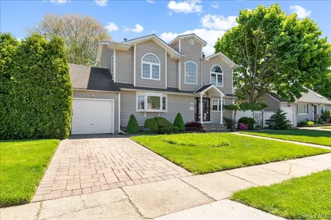 157 Manor St, Plainview, NY 11803