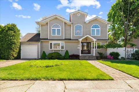 157 Manor St, Plainview, NY 11803