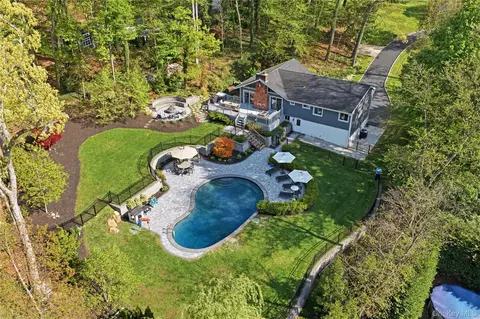 61 Bankside Dr, Centerport, NY 11721