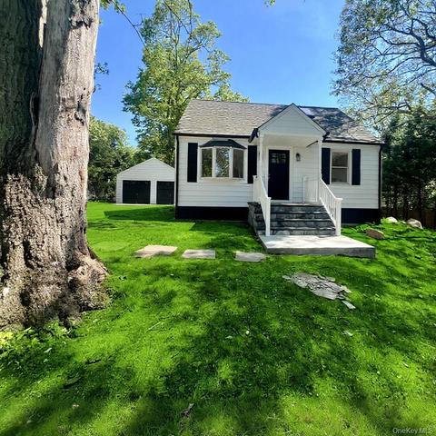100 Maple Ln, Medford, NY 11763