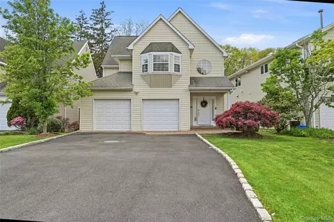 9 Oxford Ct, Wheatley Heights, NY 11798