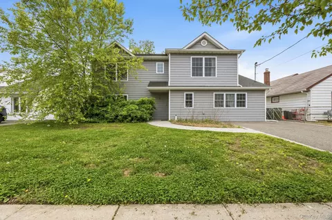 3 Sunrise St, Plainview, NY 11803