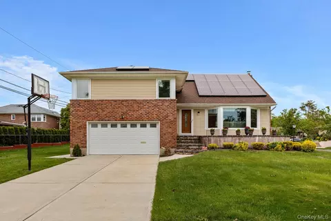 15 Royal Way, North Hempstead, NY 11040