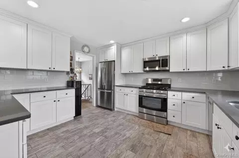 7 Frost Ln, Greenburgh, NY 10530