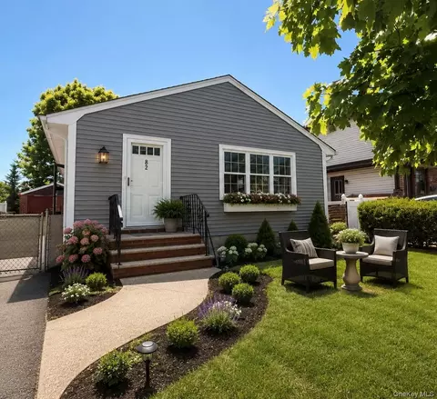 82 1st St, New Hyde Park, NY 11040