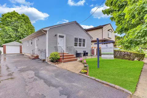 82 1st St, New Hyde Park, NY 11040