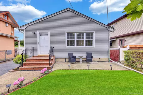 82 1st St, New Hyde Park, NY 11040
