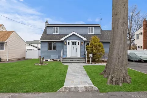 476 37th St, Lindenhurst, NY 11757