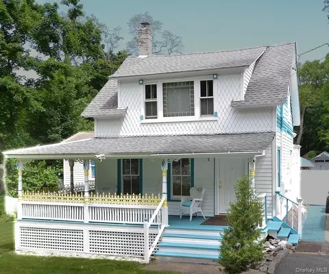 387 N Country Rd, Brookhaven, NY 11733