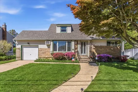 28 Linwood Pl, Massapequa Park, NY 11762