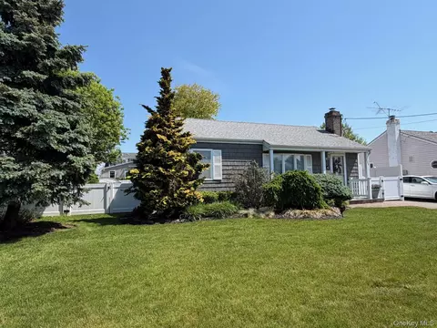 109 Lincoln Pl, Massapequa, NY 11758