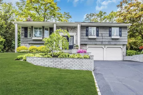 28 Penguin Ln, Commack, NY 11725