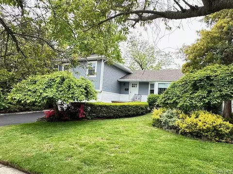 8 White Oak Dr, North Hempstead, NY 11050